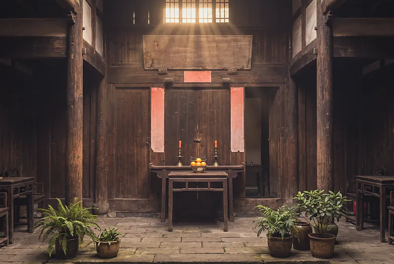 四川老宅的木构厅堂中，悬挂着雕花匾额，两侧贴着红色对联，暖光映照