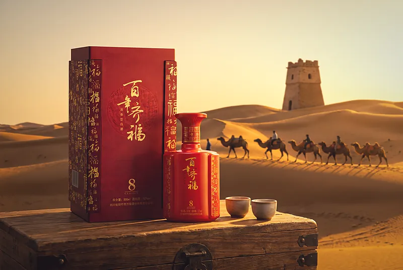 夕阳下驼队穿过金色沙丘，远处是古代烽燧