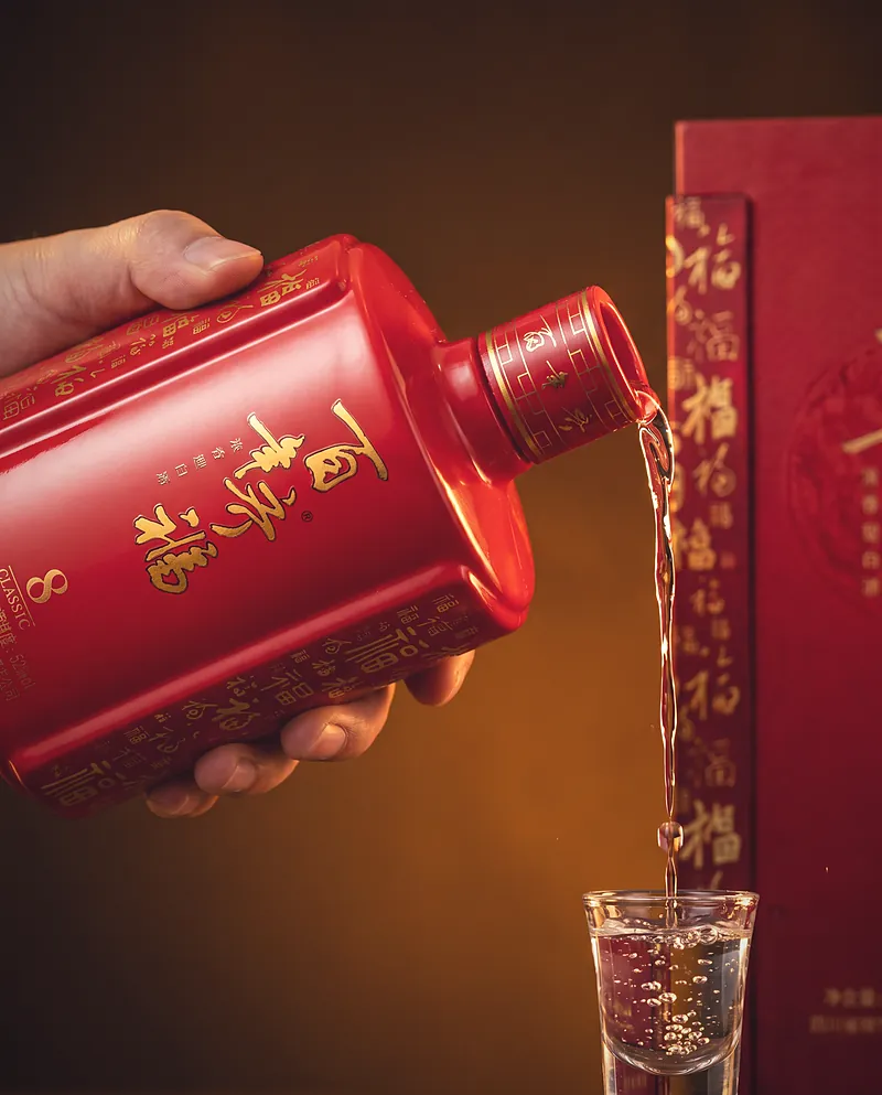 将百年齐福·8 斟入小杯