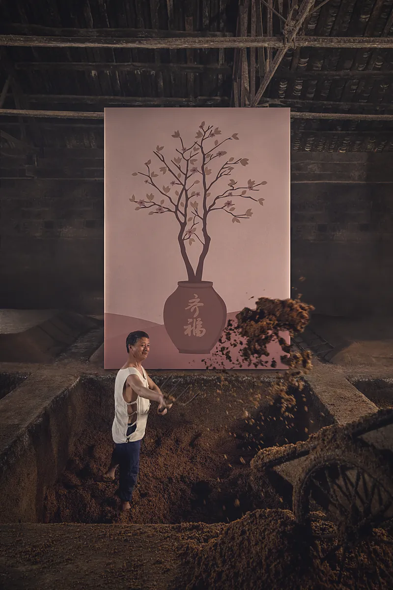 酿酒师站在窖池中起糟，身后画中的树正开花